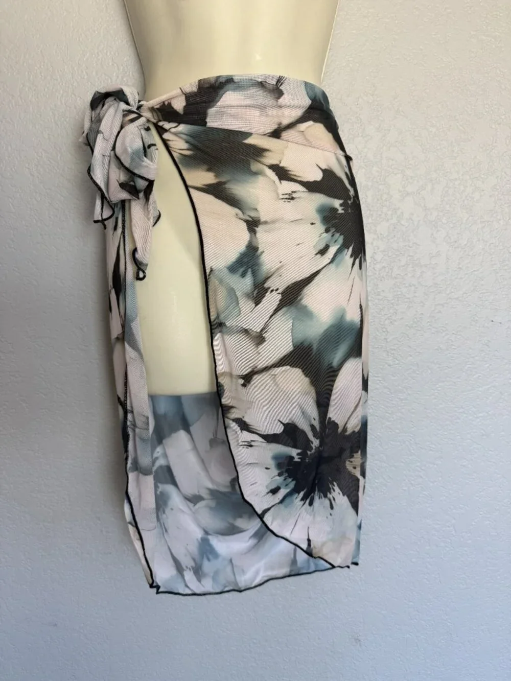 Kotomi Australia - Fleur Sarong Umbra black white floral